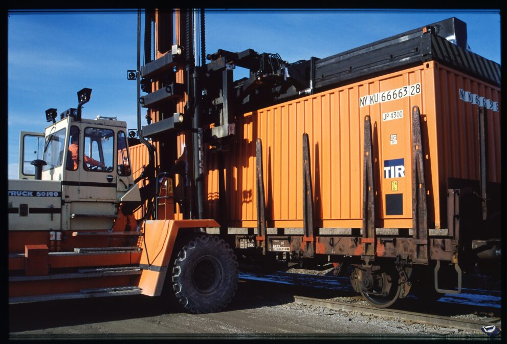 SJ Kbps 741 som lastas med orange 40-fots container.