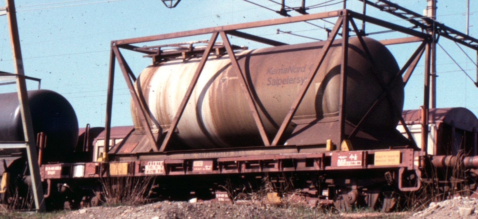 SJ Lgms 731 i Falun 1980 lastad med tankcontainer. Järnvägsmuseums bild JvmKEAG00017 utsnitt (CC BY-SA) fotograf: Sundström, Erik Wilhelm