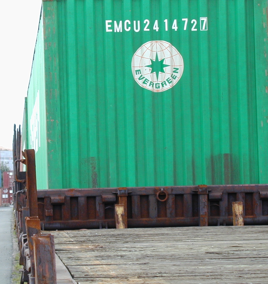 I förgrunden syns flaket på en Kbps 741 och i bakgrunden ser man gaveln på en Kbps 761 lastad med en container från Evergreen.